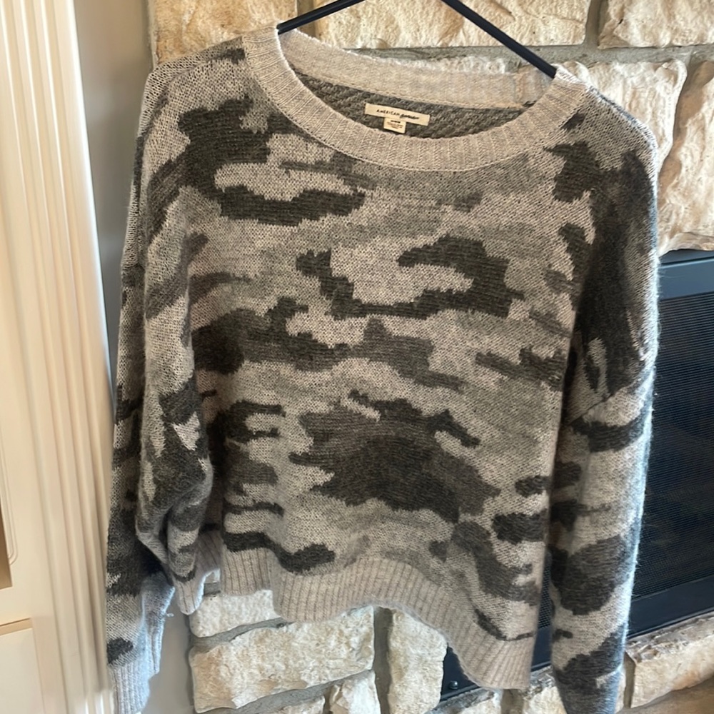 Sweater. American Eagle. Crop. Like new. Smoke free. Size medium